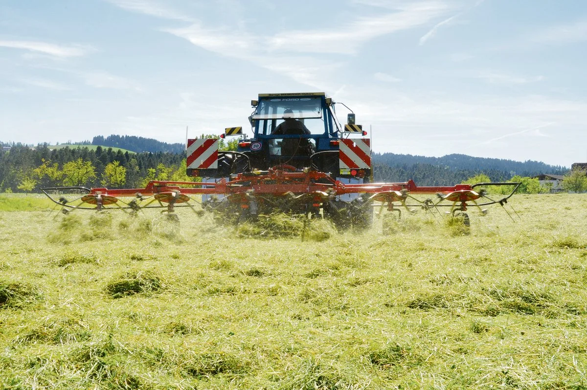 Je länger das Heu oder Emd auf dem Feld getrocknet werden muss, desto stärker sinkt die Qualität des Raufutters.(Bild Andrea Gysin)