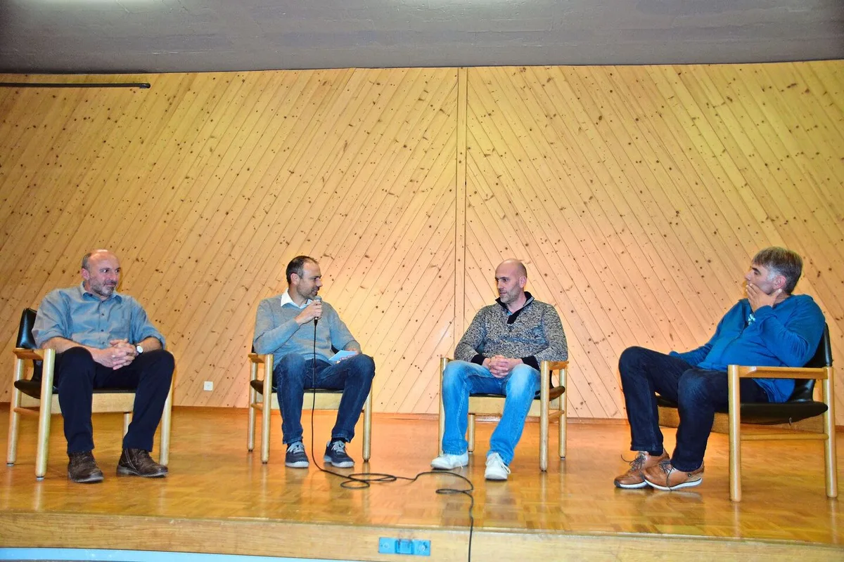 Der Moderator Markus Von Gunten (2. v. l.), Leiter Standort Emmental, mit den von Burn-out betroffenen Landwirten Ueli Strahm, Martin Aebi und Christian Hirschi  (v. l. n. r.). Sie sprechen über das Thema Ausbrennen in der Landwirtschaft.