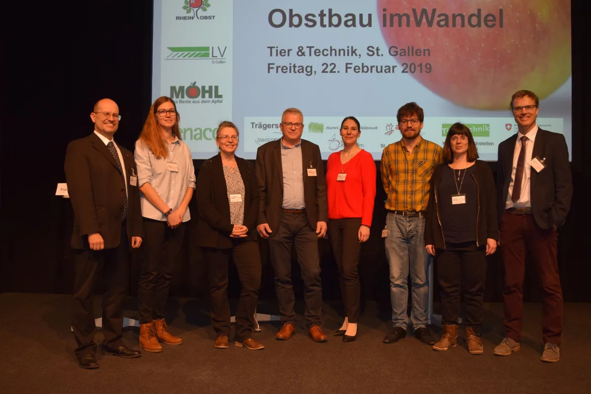 ce7d3aa93ef16f8c986a2f10c6b500c44458f5f9 Sie diskutierten darüber, in welche Richtung sich die Obstbranche in Zukunft bewegen muss (v.l.n.r.): Jimmy Mariéthoz (SOV), Diana Zwahlen (Agroscope), Franziska Zavagli (CTIFL), Podiumsleiter Richard Hollenstein, Alice Chalupny (Fenaco), Grégoire Tombez (Warm Consulting Group), Sarah Perren (Agroscope) und Tagungsleiter Andreas Naef (Agroscope). (Bild sgi)