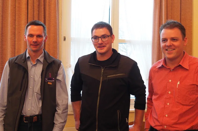 d129953d65e53c1b61bf2ab415f82c9116dd86bb Suisseporcs-Präsident Christian Gerber mit den neuen Vorstandsmitgliedern Lukas Roth und Ueli Stacher (v. l. n. r.). (Bild chw)