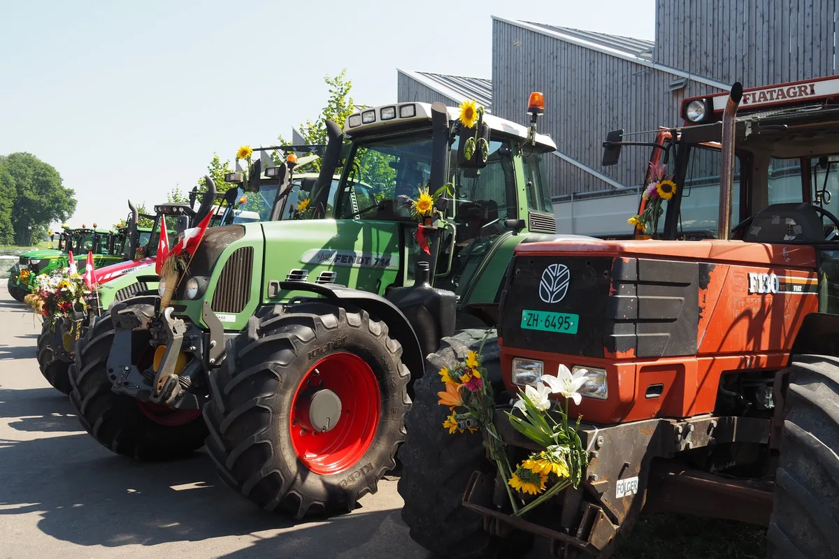 5a36a665272ed284ff09493d8df691f79c7eed05 Die jungen Berufsleute sind mit geschmückten Traktoren zur Schlussfeier Grundbildung Landwirtschaft am Strickhof in Lindau eingefahren. (Bilder Christian Weber)