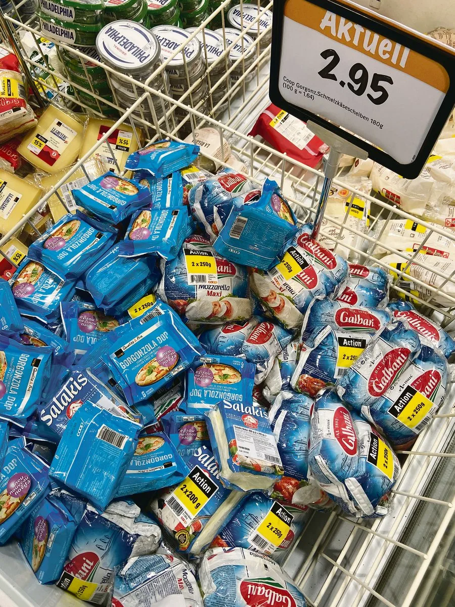 6384721acfbd3d1dd9faf4ecee3a435cadc59d53 Der Detailhandel als Gross-Einkaufstourist: Schleuderangebote für italienischen Mozzarella, französischen Feta und deutsch-amerikanischen Frischkäse bei Coop diese Woche. (Bild akr)