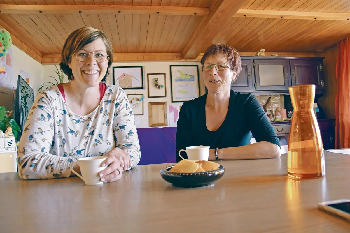 56c3d418ac1a5e7a29a0106cf31518de26b9e17b Brigitte Blaser (links) und ihre Mutter Erika Gilgen am Stubentisch: Der Austausch war offen und es wurde viel gelacht beim gemeinsamen Gespräch.(Bild Esther Thalmann)