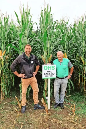 Fabian Roth und Noldi Alpiger von Otto Hauenstein Samen (r.) an der Feldbegehung in von der Schweizersholz SG.