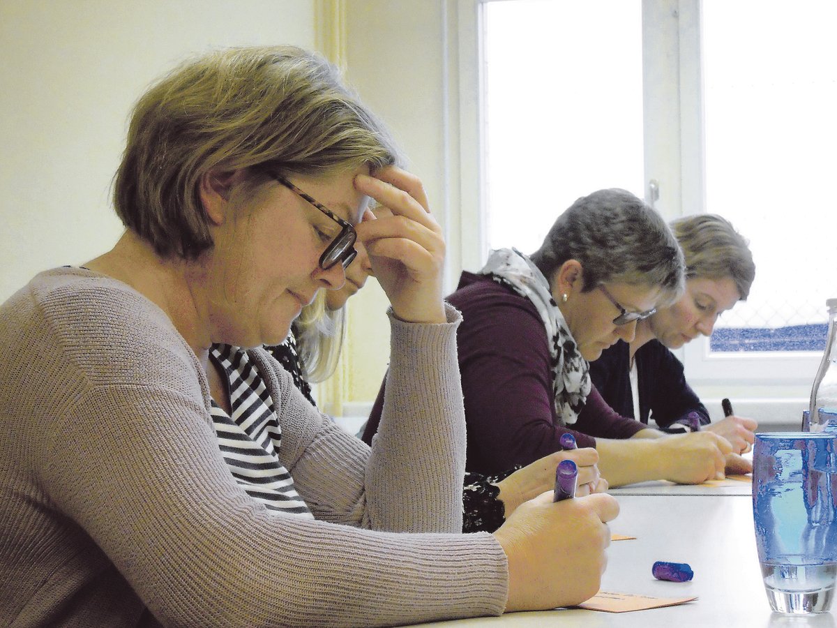 Berufsbildnerfrauen bei der Selbstreflexion am Erfahrungsaustausch.(Bild Claudia Künzi)