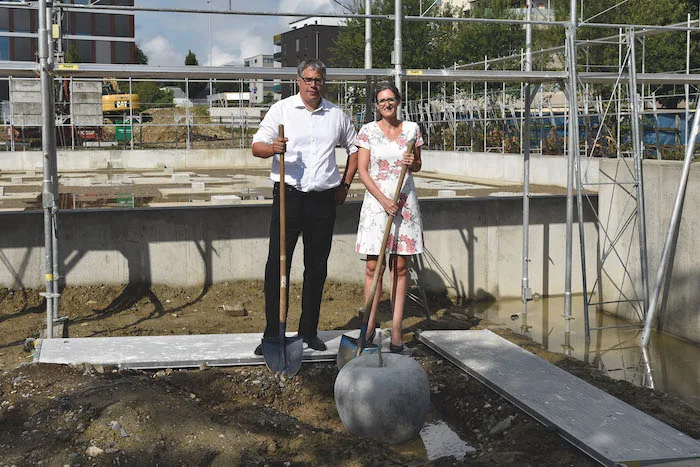 ec6793cba8b75140bcf86148878793a50eaea2d0 v.l.n.r.: Christian Consoni, CEO der RAMSEIER Suisse AG und Ladina Aregger, Gemeinderätin von Oberkirch (LU) bei der Grundsteinlegung der Erlebniswelt. (Bild zVg)