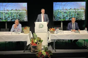 V.l.: Vize-Präsident Dieter Scheibler, Präsident Werner Salzmann, Direktor Matija Nuic. Salzmann fordert eine praxistaugliche Agrarpolitik mit Handlungsspielraum für die Produzenten.