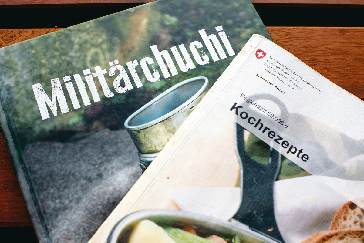 f284d5b7019e1fb39bb37b0ea71b04bc7685ad41 Das Armee-Kochbuch bildet die Grundlage für die «Militärchuchi» und ist deutlich umfangreicher.(Bild hja)