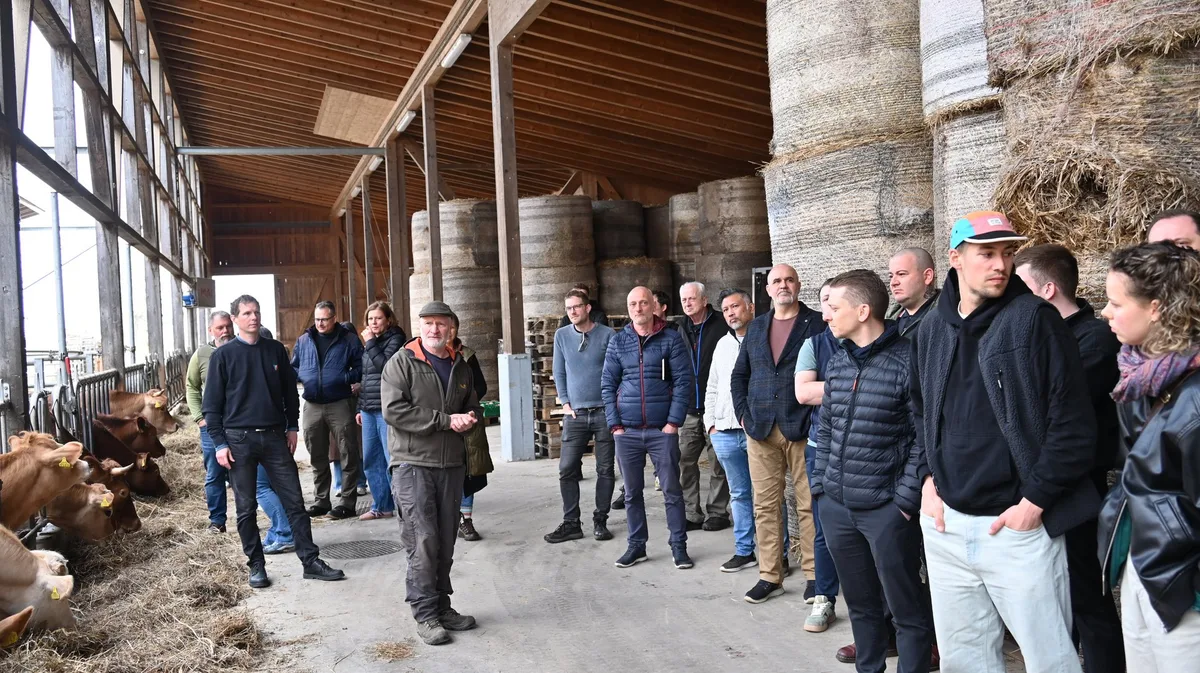 Gastronomie_trifft_Landwirtschaft__Fritz_Sahli__Mitte___stellte_Gastroprofis_die_Mast_von_Bärner_Grasrind_vor Bärner Grasrind: Neue Bio-Fleischlinie soll Milchbetrieben und Gastronomie einen Mehrwert bieten