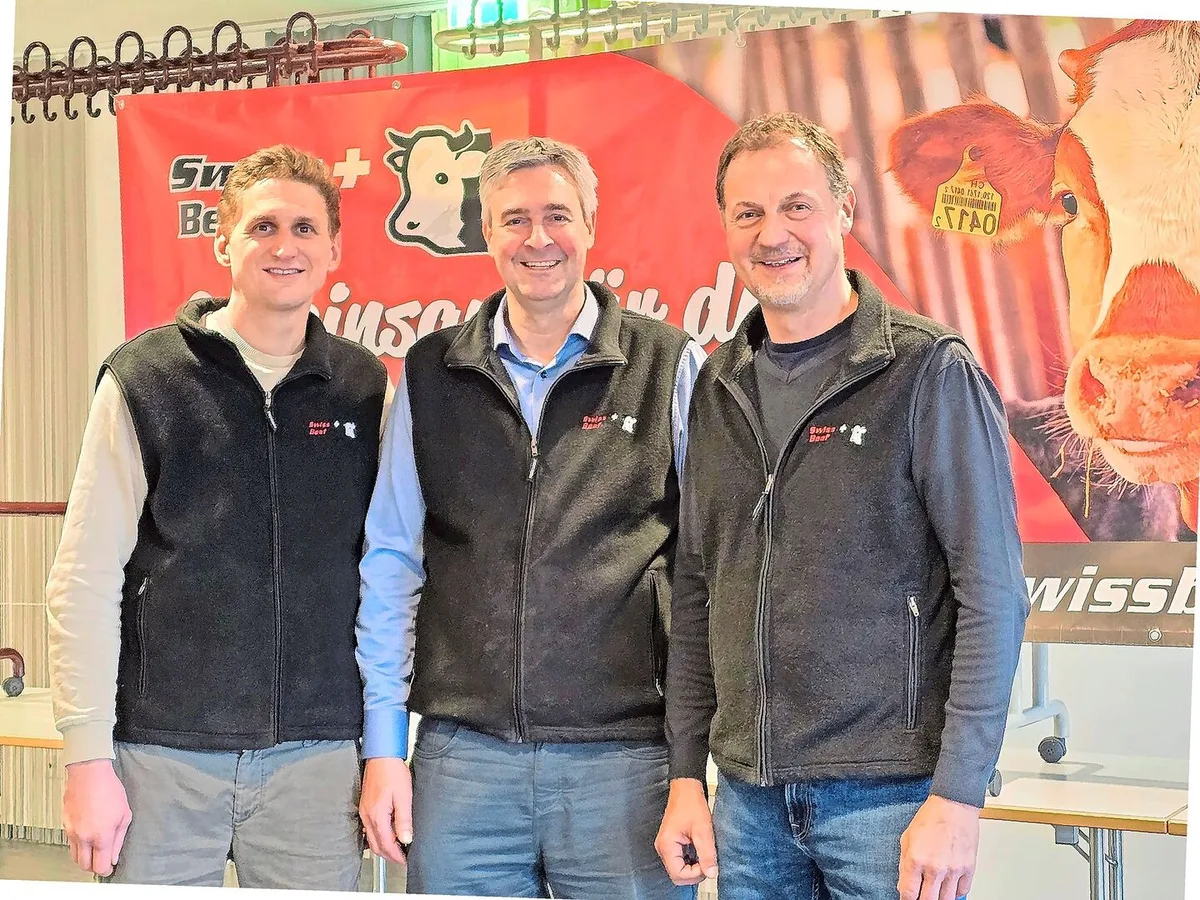a147567ab0817762387b8934f442cf7586e5bfdd384c08f03ac3046857dd35c2 Der Präsident der Swiss Beef Mittelland, Christian Glur (mitte) musste sich vom langjährigen Vorstandsmitglied Alex Wyss (rechts) verabschieden. Für ihn wurde Roman Werder in den Vorstand gewählt.