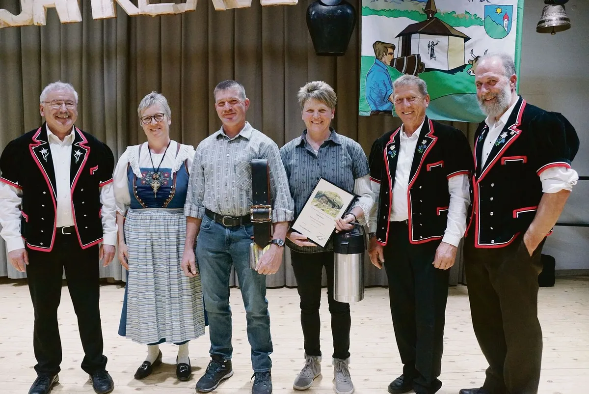 38b6231f2ba2d3499d9feffcfc650ca003db1dbbb86219c5307968aec2fb9772 Ueli und Martha Bieri-Wicki (Mitte) wurden vom Präsidenten Pius Schmid, Bethli Portmann, Franz Achermann und Peter Wüthrich (v. l.) für 30 Jahre treue Alpdienste geehrt.