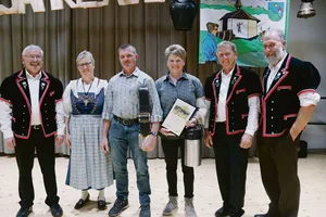 Ueli und Martha Bieri-Wicki (Mitte) wurden vom Präsidenten Pius Schmid, Bethli Portmann, Franz Achermann und Peter Wüthrich (v. l.) für 30 Jahre treue Alpdienste geehrt.
