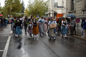 140 Landfrauen präsentierten sich am Umzug in der Zürcher Tracht. Begleitet wurden sie von zahlreichen Trachtenmädchen.