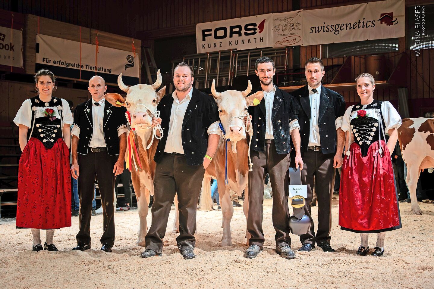 Miss Simmental: Balmer’s Cyrill Gladiola l.), Familie Balmer; Miss Schöneuter: Amur Gloria, Benjamin und Semira Anderegg.