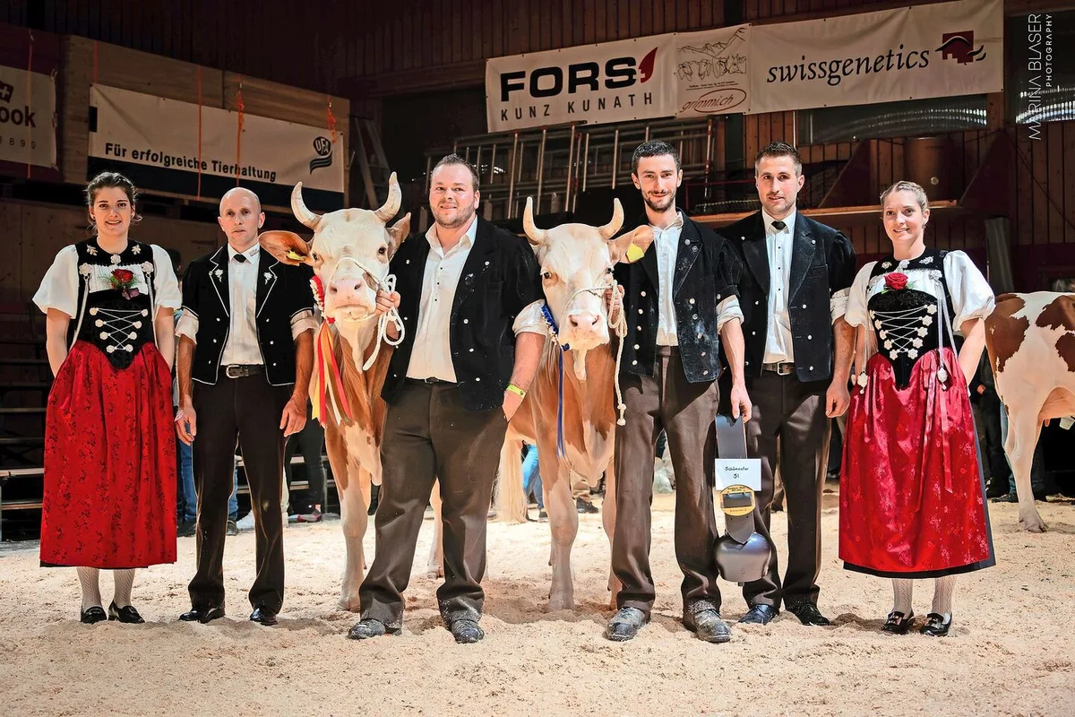 369bdaa2a43b1d1d909af47c2a55af28fd1c9dfa6feba8df9fcc92f14715c978 Miss Simmental: Balmer’s Cyrill Gladiola l.), Familie Balmer; Miss Schöneuter: Amur Gloria, Benjamin und Semira Anderegg.