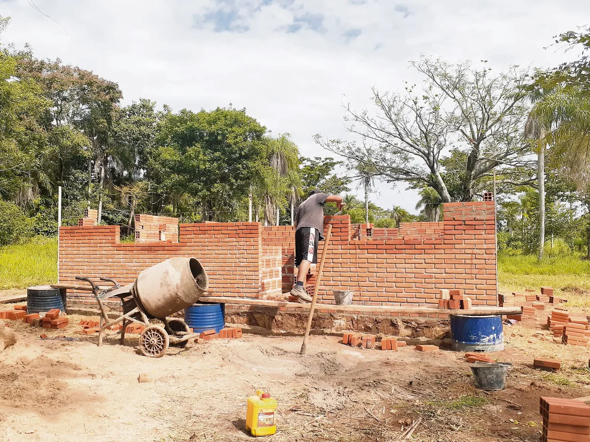 bf9f4ea1e8cfc810409f98eec2176dfd7acae1e4 Landwirtschaftliches Bauen verläuft in Paraguay noch sehr unkompliziert im Vergleich zur Schweiz. So kann den Nachbarn einfach und rasch geholfen werden, nachdem diese ihr Heim verlassen mussten. (Bild Michèle Huber)
