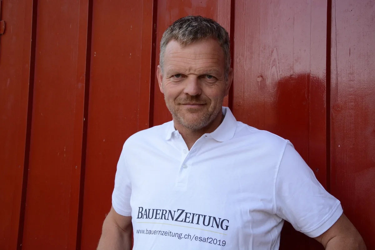 ed2078e1c647c05ee143ca6ee00d79d4bde7d3e3 Bildlegende: Walter Lüthi war aktiver Schwinger. Nun steigt er für die BauernZeitung in die Hosen. (Bild sb)