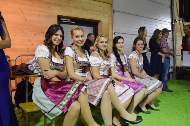 1dbdb563668ff750e12a0f499ebb1d9529f1722a Die Kandidatinnen für die Braunviehköniginnen-Wahl sind wohl schon etwas Aufgeregt. Welche von ihnen holt sich das Krönchen? V. l. n. r.: Vanessa Hobi, Anita Krummenacher, Antonia Kälin, Andrina Peter und Patrizia Hobi. (Bilder jba)