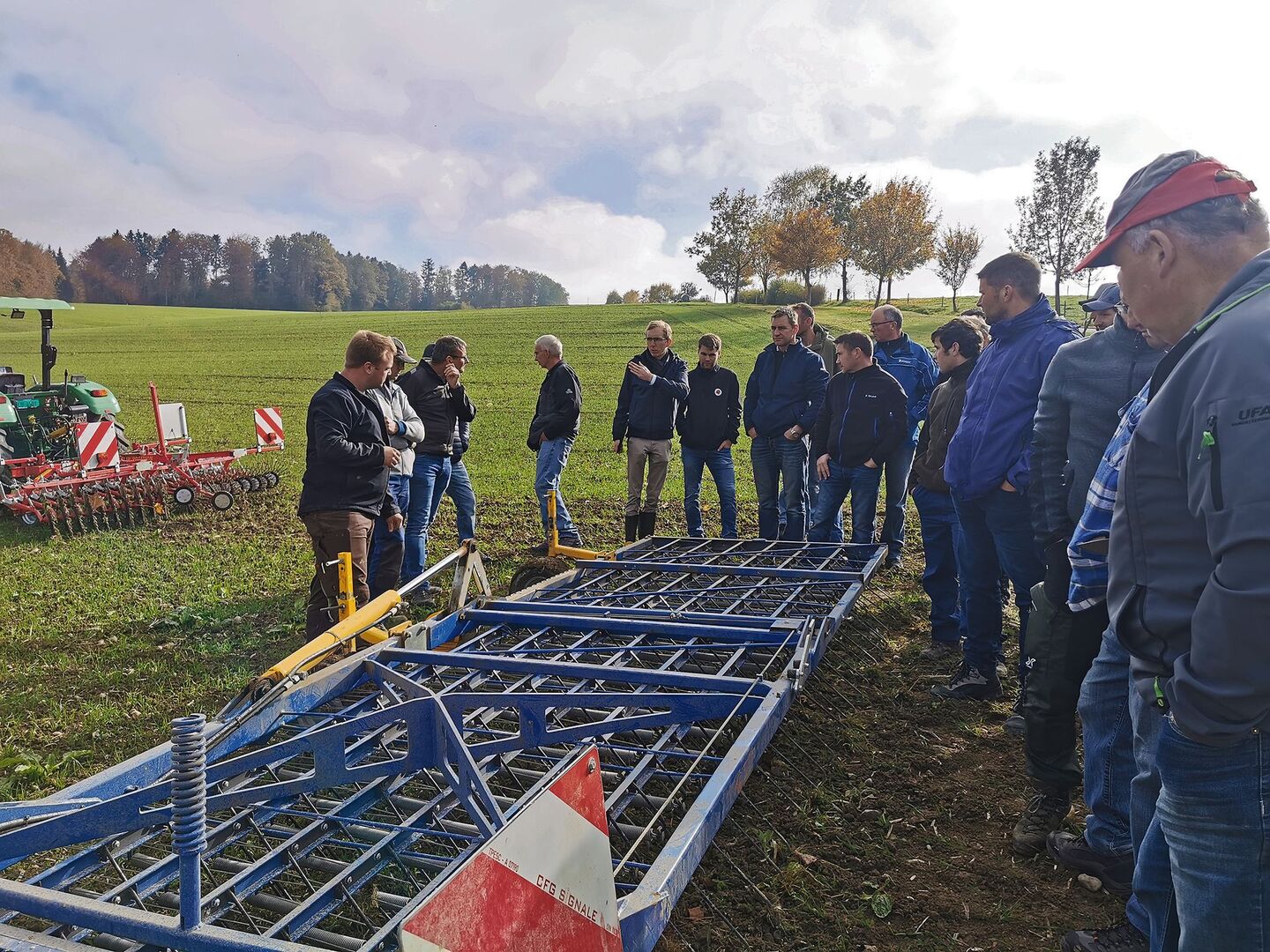 Vorführung von Geräten zur mechanischen Unkrautbekämpfung an einem kürzlichen gut besuchten Kurs über herbizidlosen Getreideanbau.