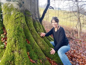 Während ihrer Weiterbildung zur Wildnispädagogin lernte Anna Moor, in der heimischen Wildnis zu (über)leben und sich dabei die Ressourcen des Waldes zunutze zu machen.