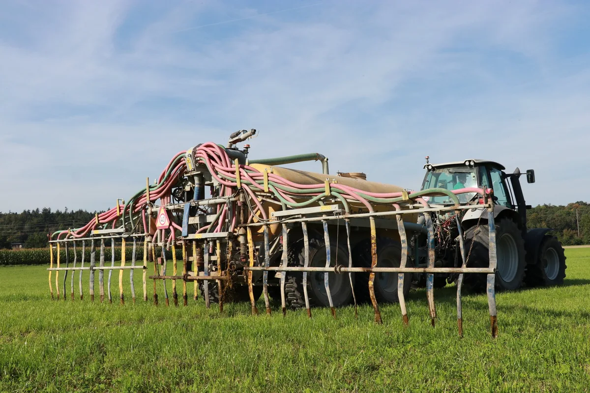 Schleppschlauch_rae Für Grenzlandwirte wird die Hofdüngerausbringung komplizierter