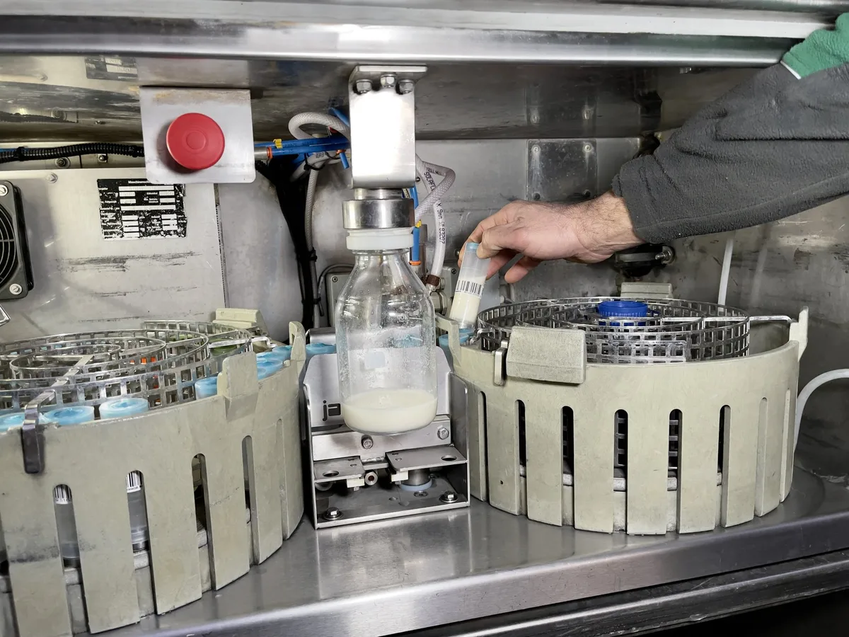 milchsammelwagen_qualitaetskontrolle Mobile Qualitätskontrolle im Milchsammelwagen.