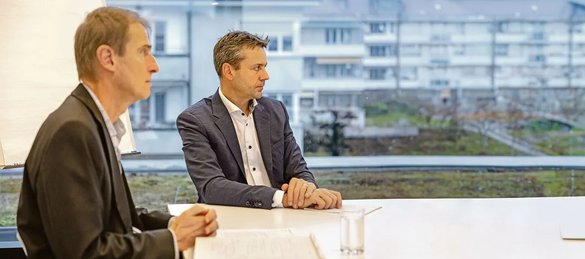 710ee3c96d1c8c040cec9098991ab66583f030038230a4a6f4055b6a303739b4 Stefan Kohler (links) und Boris Beuret machen einen möglichen Rückgang der Anzahl Milchproduzenten in der Schweiz und im übrigen Europa zum Thema.