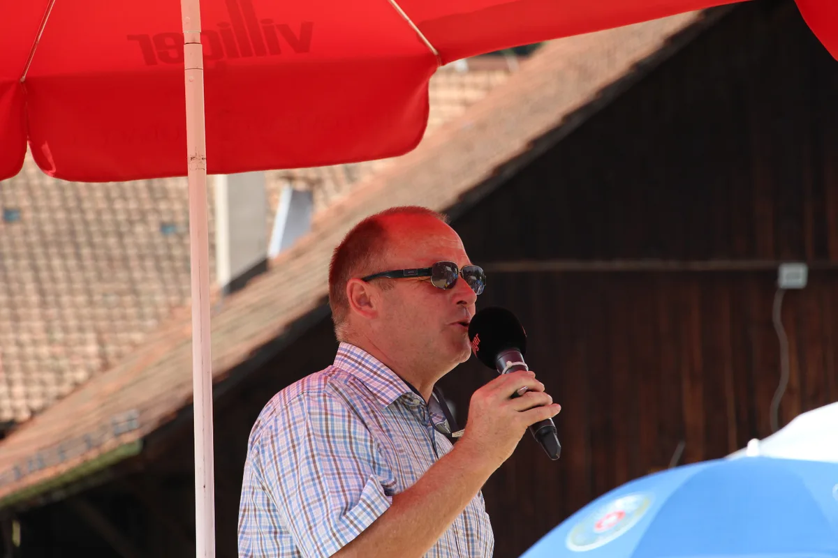 47197e08dc0dffba36533190bb3f5dcba7715362 Auktionator Andreas Aebi hat in Burgdorf eine Privatperson darauf aufmerksam gemacht, dass sich die Leute auf dem Platz nicht filmen lassen wollen. (Bild BauZ) .