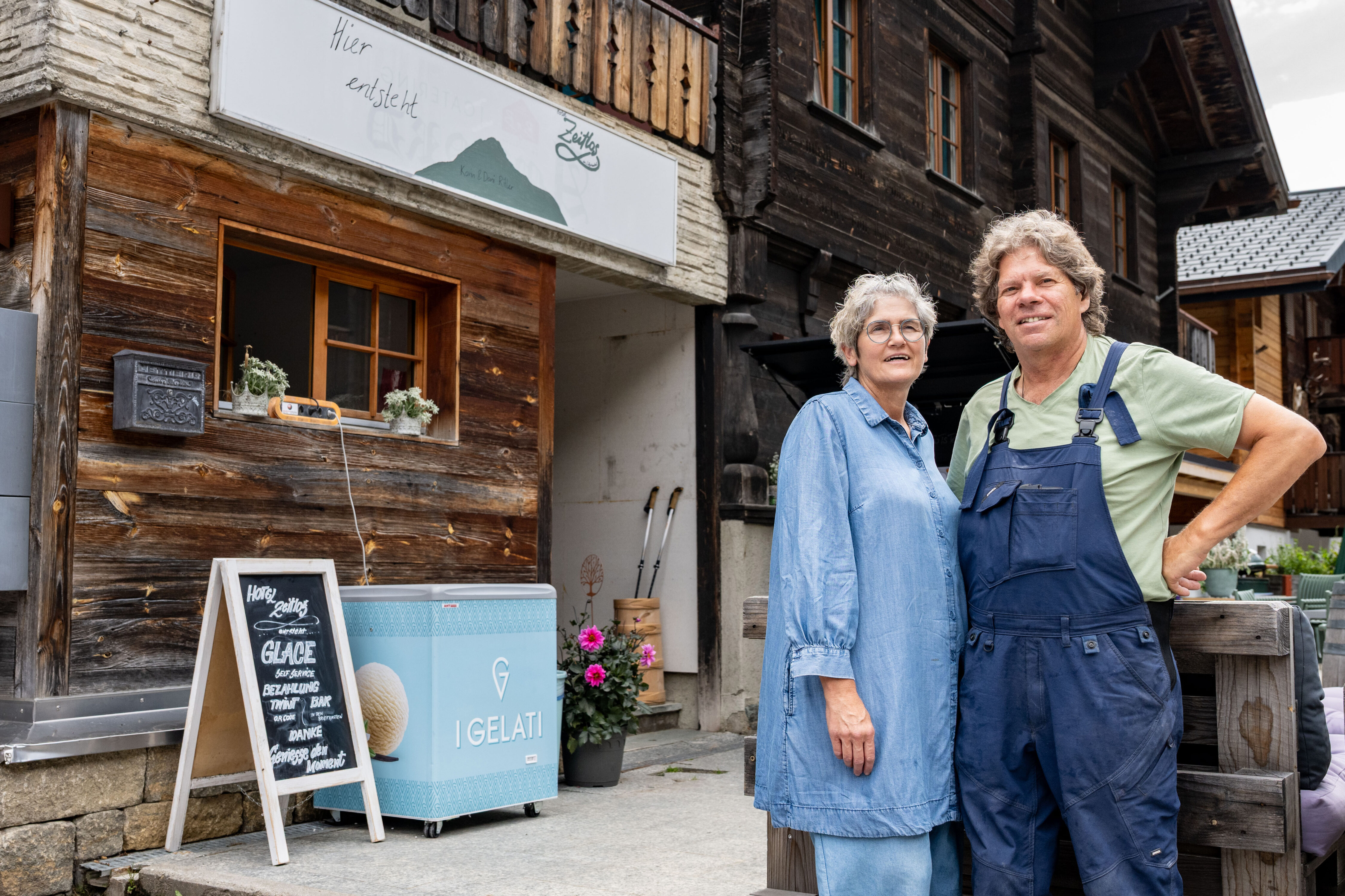 Neuanfang: Karin und Dani Ritler vor ihrem neuen Hotel Zeitlos.