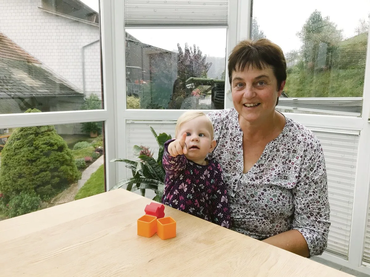e2ffd4ebd2fdcef7812be4a965d378a02afa330b Doris Bächtold mit ihrem Enkelkind Emelie an einem verregneten Tag am Stubentisch. Sie schätzt die Zeit mit ihr sehr und hütet sie jeden Dienstag.(Bild Franziska Jurt)