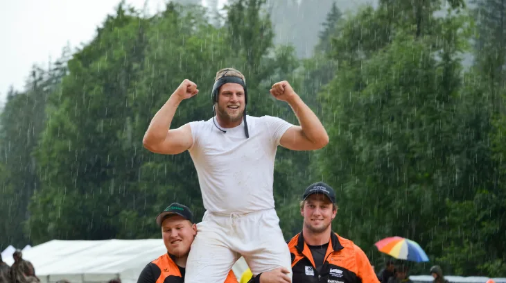 sieger-kemmeriboden Kilian von Weissenfluh schwingt sich im strömenden Regen zu seinem ersten Kranzfestsieg