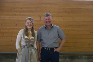 Königliches Strahlen: Die neue Braunvieh Königin Luzia Bieri und der neue SOBZV-Präsident strahlen um die Wette.