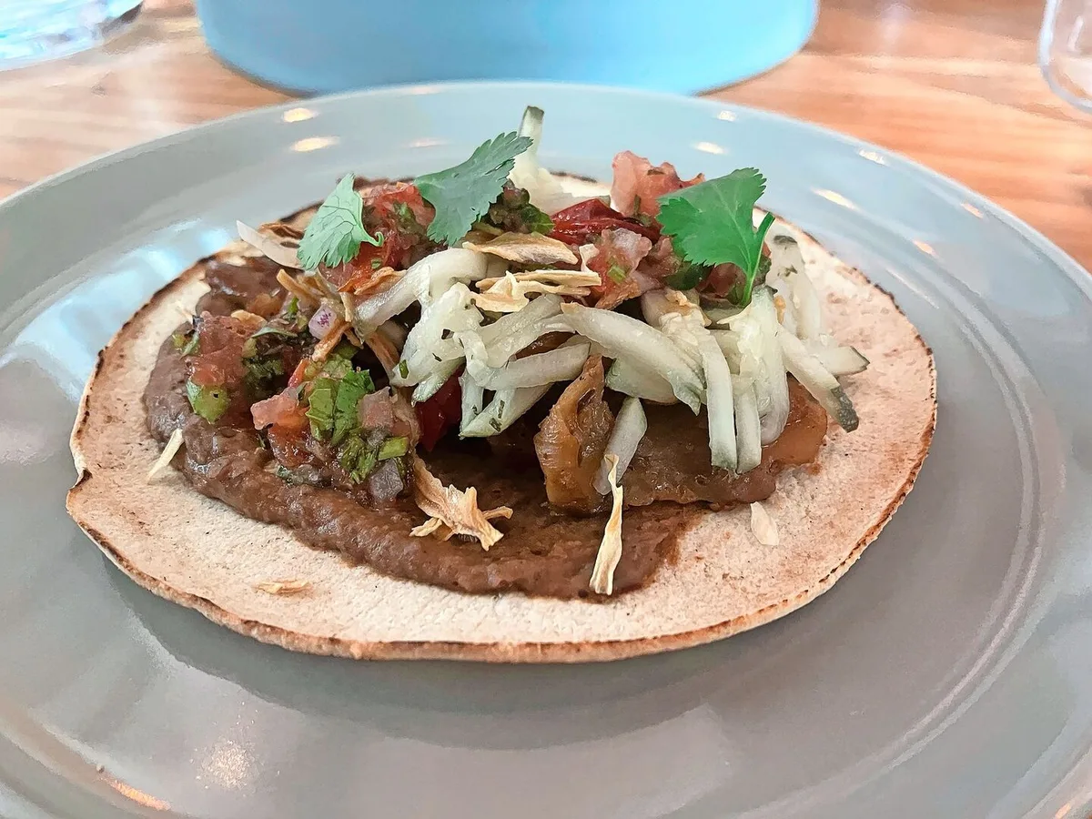 Taco mit roter Bohnencreme: Die Vorspeise könnte besonders auch Junge ansprechen.