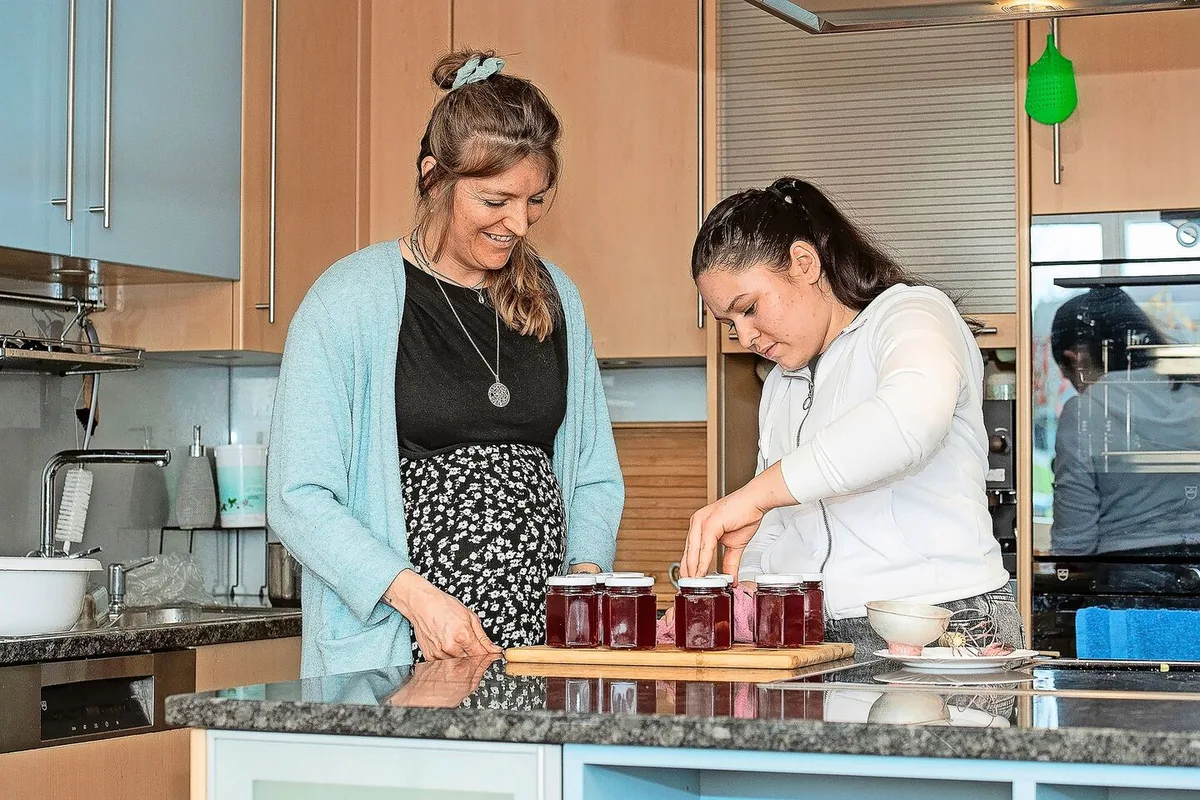 Beeren-Gelee zu machen, lernt man sowohl in der Ausbildung zur Bäuerin als auch im Agriprakti. Gemeinsam füllen Aline Purtschert und die Agriprakti-Schülerin Larissa Oswald diesen in die Gläser.