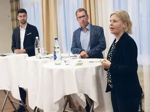 SP-Nationalrat Fabian Molina (l.) und Esther Friedli (r.) haben das Heu wahrlich nicht auf der gleichen Bühne. Moderator Roger Fuchs (m.) navigierte geschickt zwischen den Kontrahenten.