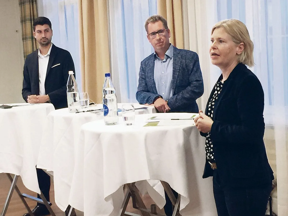 SP-Nationalrat Fabian Molina (l.) und Esther Friedli (r.) haben das Heu wahrlich nicht auf der gleichen Bühne. Moderator Roger Fuchs (m.) navigierte geschickt zwischen den Kontrahenten.