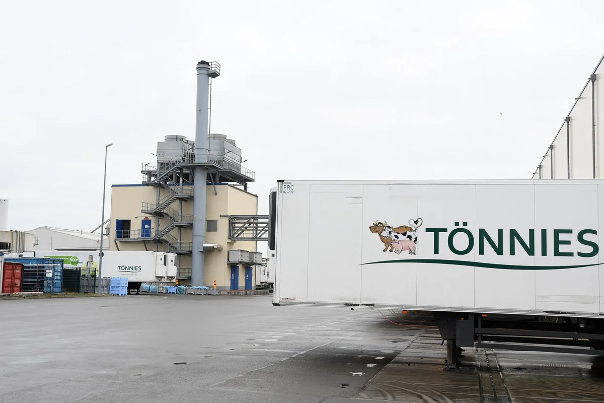 1b8afa2fb244a72bb4a1473e1c6748c96c15f6a1 Aufgrund von mehr als 1000 Corona-Infizierten in der deutschen Fleischfabrik Tönnies Ende Juni, musste der Betrieb für zwei Wochen still gelegt werden. Dadurch warten nun 500'000 Schweine auf ihre Schlachtung. (Bild Tönnies)