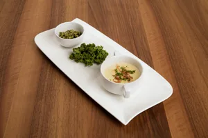 Als Vorspeise zaubert Sonja Vogt-Meyer ein eine Süssmaissuppe mit Kräuterstreuseln und Federkohlchips.