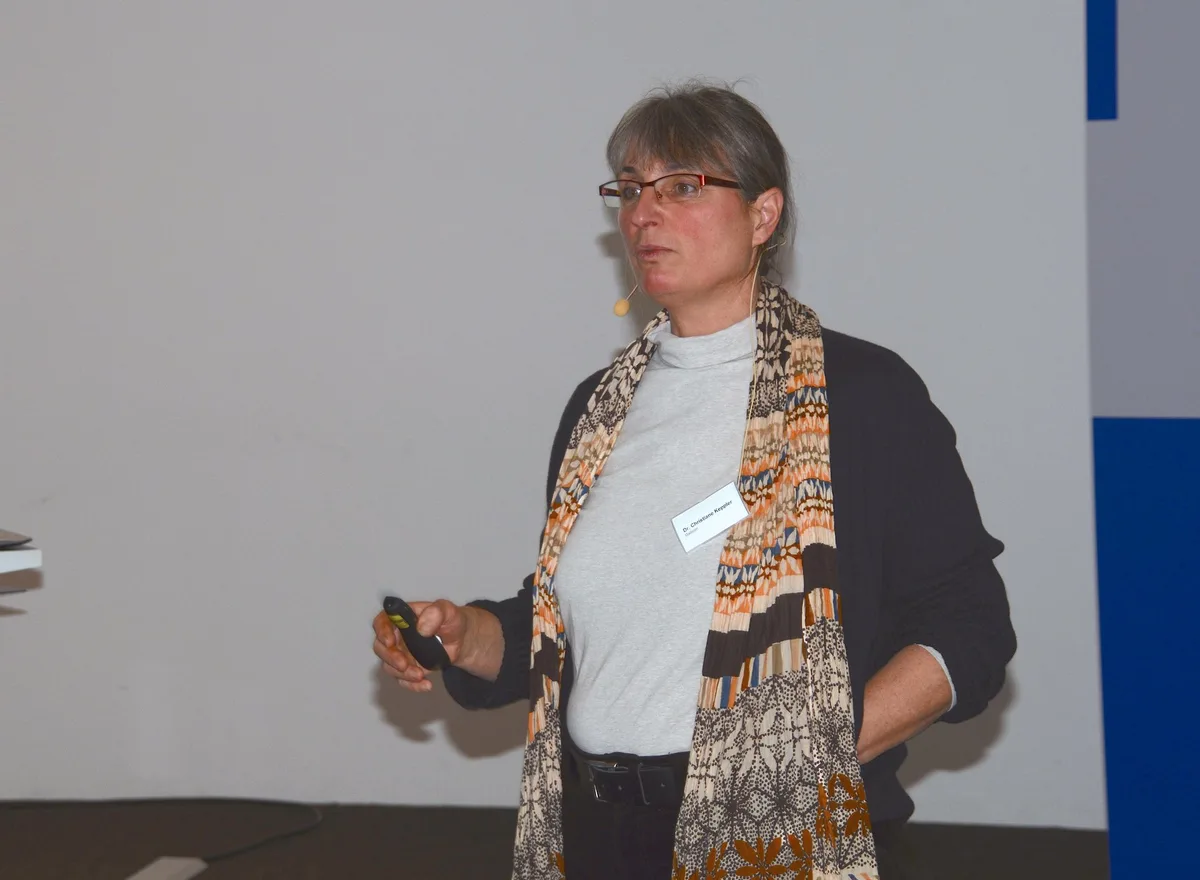 049b0b2132299591d28fd794f323a7ca1e1bd498 "Hühnerflüsterin" Christiane Keppeler erklärte den UFA-Geflügelhaltern das Wesen des Huhns. (Bild aem)