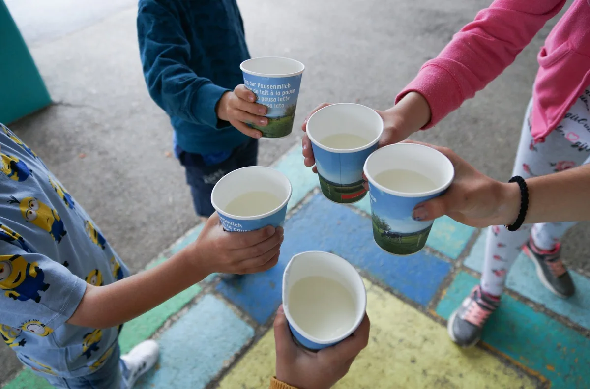 tag-der-pausenmilch-swissmilk 2021 kommen die «Pausenmilchfrauen» wieder in Schulen und Kitas