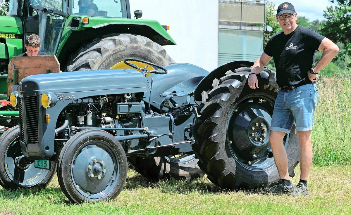449fafe6d02384c9f7f09bf9ec3abe8cdf7e858d9fe24f737eeba78b5fae7f4b Hier präsentiert Markus Grenacher aus Deitingen stolz seinen Ferguson aus dem Jahre 1948.
