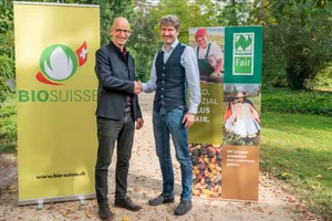 Balz Strasser, Bio Suisse (links) und Steffen Reese, Naturland haben eine enge Zusammenarbeit beschlossen. Der sorgfältige Umgang mit Wasser und die soziale Verantwortung gehöre zum Nachhaltigkeitsverstädnis beider Verbände.