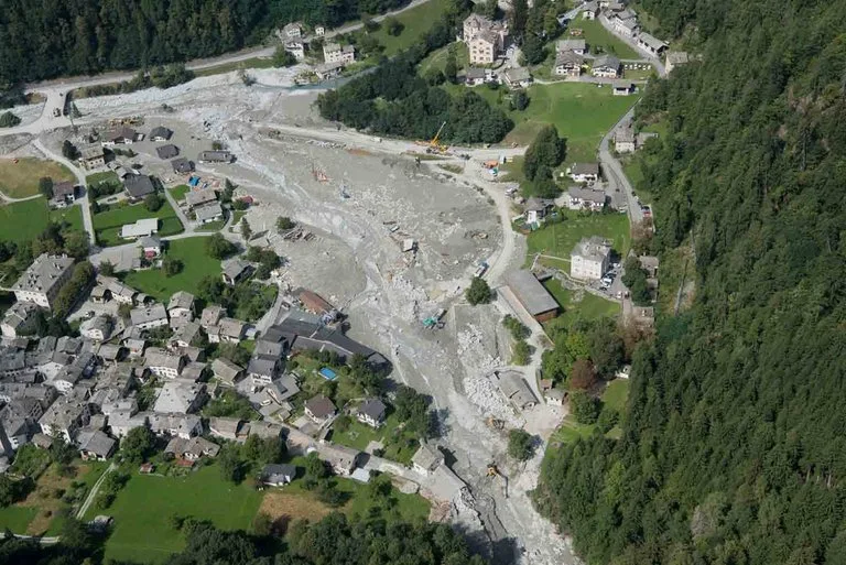 ca1627f9225cb5500c7054f9b166bae1eaced973 Am 23. August 2017 stürzten 3.1 Mio. Kubikmeter Material vom Pizzo Cengalo hinab ins Val Bondasca. (VBS swisstopo Flugdienst)