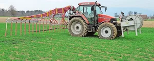 Güllen im Frühjahr gibt alle Jahre wieder zu reden. Die Merkblätter des zuständigen Kantons zum möglichen Einsatzzeitpunkt sind unbedingt zu beachten.