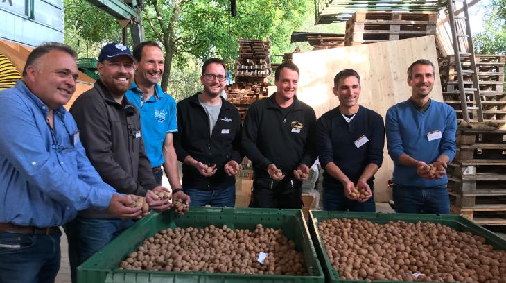 Das Team der Nuss Thurgau AG (v. l. n. r.): Hans Villiger, Roman Jud, Stefan Bücheler, Ignaz und Niklaus Metzger, Daniel Kurz und Christof Gubler. (Bilder: Alexandra Stückelberger)
