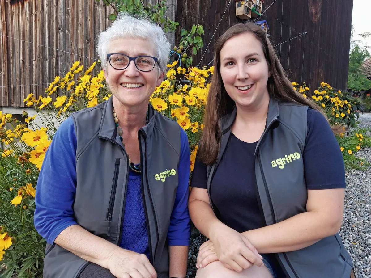 9f0f6d37332c2fdae41c58a227e13565f356fa4b078ac1208230a2f495974bce Vroni und Marcia Peterhans von der Betriebsgemeinschaft Agrino engagieren sich für ihren Berufsstand: Vroni Peterhans empfängt seit über 20 Jahren Klassen auf dem Hof, Marcia Peterhans ist seit 2019 Referentin bei Agro-Image.
