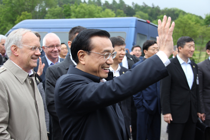 Bundesrat Schneider Ammann und der chinesische Ministerpräsident Li Keqiang während seinem Besuch Ende Mai 2013 in der Schweiz. (SBV)