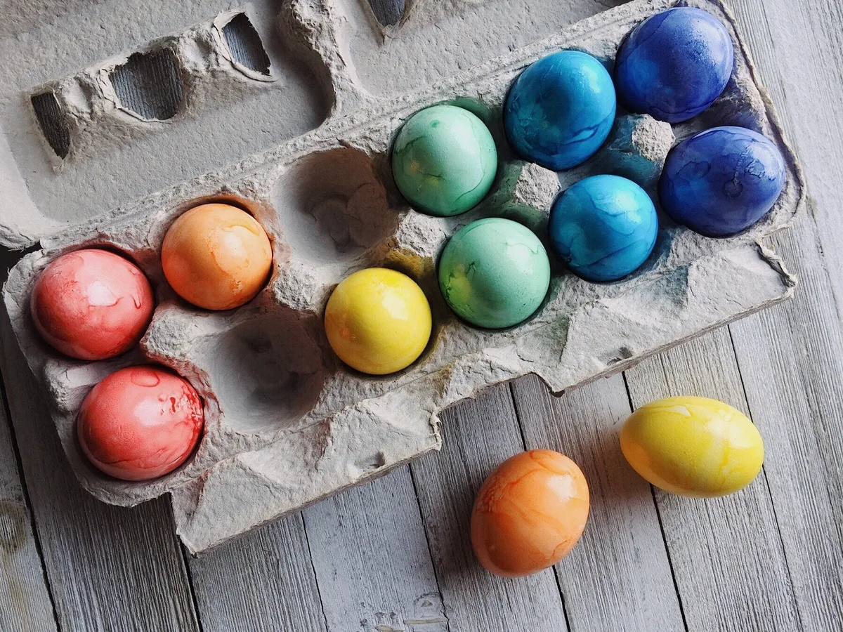 Die Nachfrage nach Eiern zu Ostern könne nicht gedeckt werden, vermutet die Branche