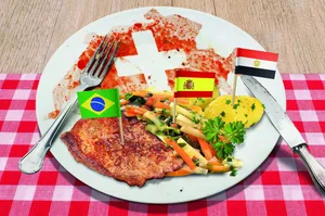 Nur noch etwas Sauce ist übrig von der Schweizer Lebensmittelproduktion, der Teller gefüllt mit ausländischem Essen: So illustriert der SBV den «Food Overshoot Day».