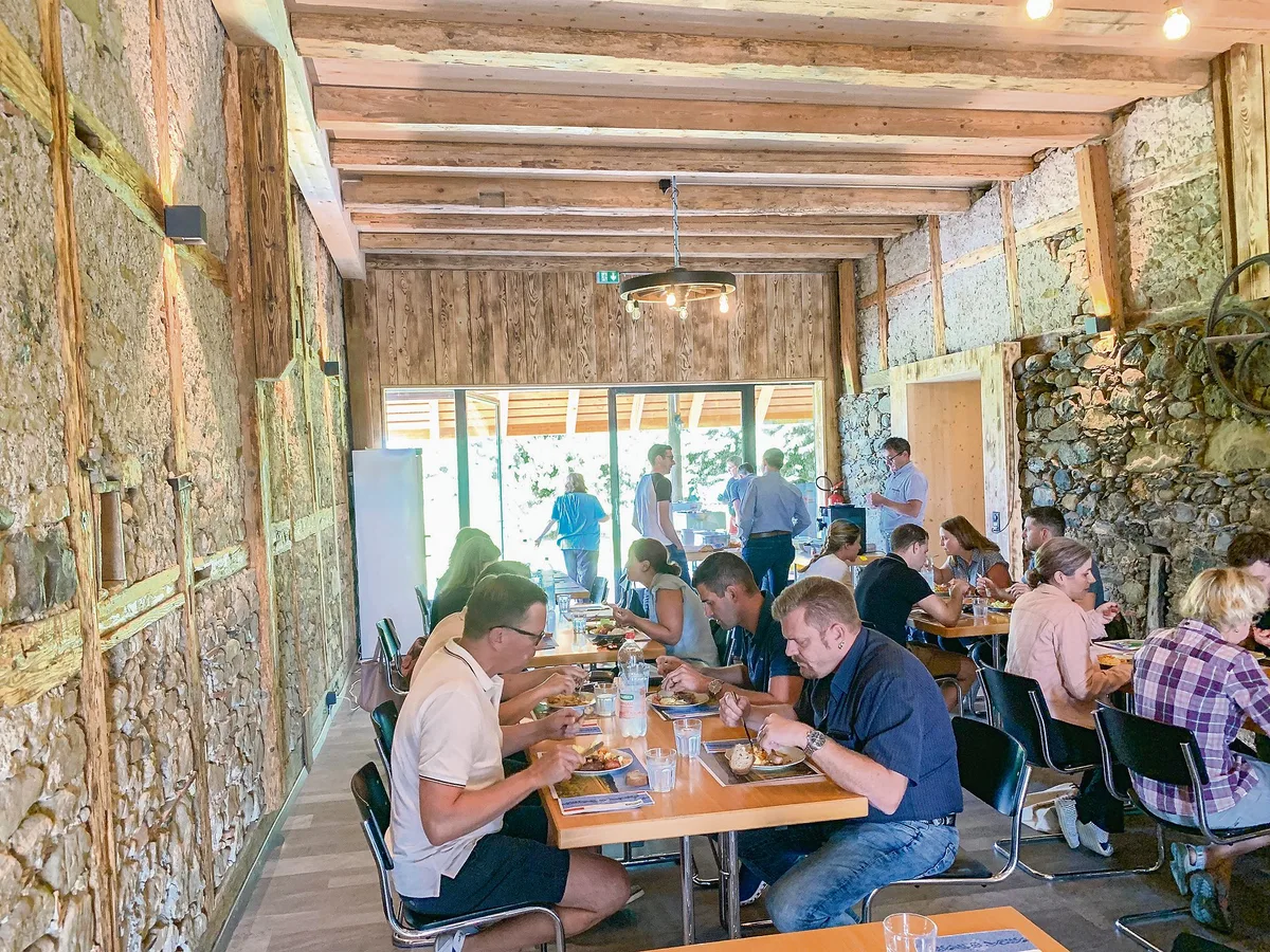 5ced3df5dd4c17b8efc3ee876cb9b1c6ee8cf1be Einsicht in den Degustations- und Eventraum «Schopf» der umgebauten alten Scheune. (Bild Josef Scherer)